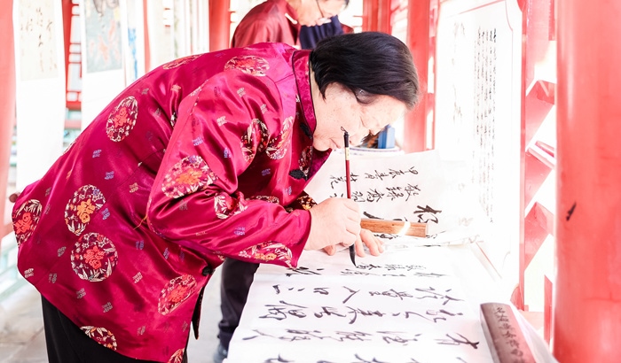 杏花節(jié)書畫展上書法家現(xiàn)場創(chuàng)作。受訪方供圖
