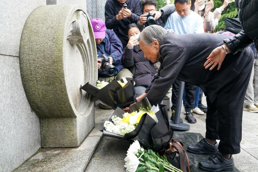 南京大屠殺幸存者夏淑琴在獻(xiàn)花。新華社記者李博 攝