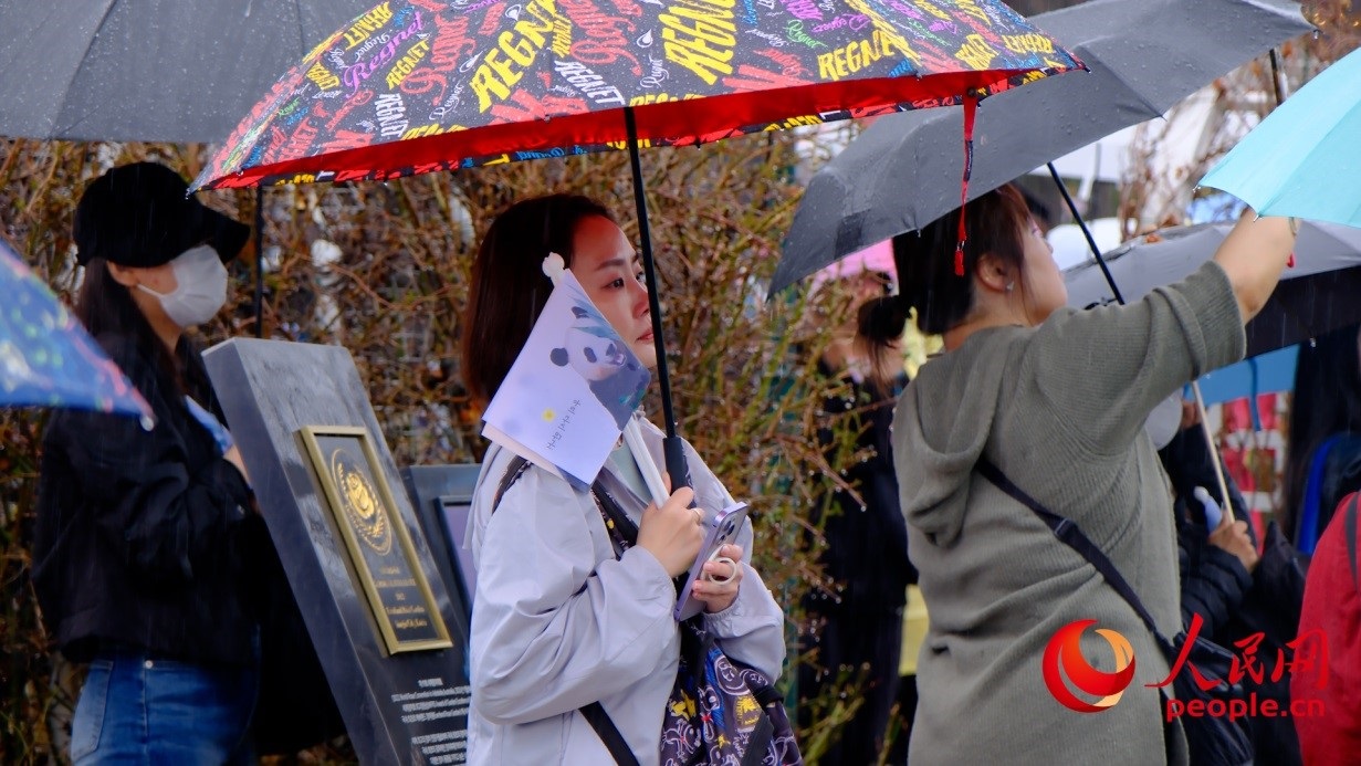 粉絲注視“福寶”車輛，滿眼不舍。 人民網(wǎng) 李帆攝