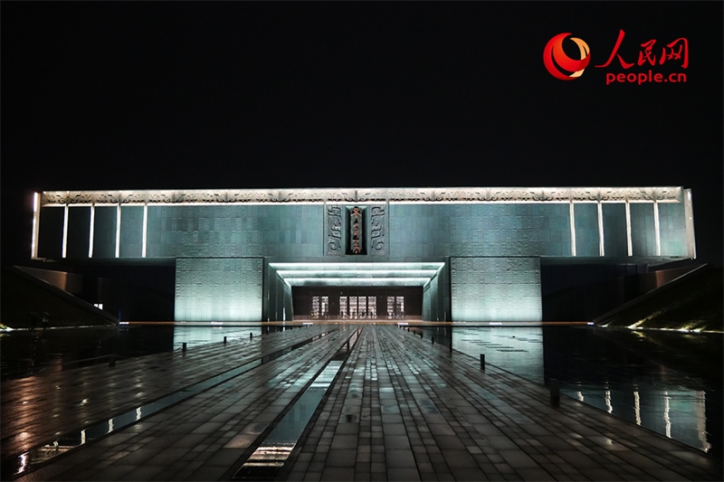 夜間的殷墟博物館外景。人民網(wǎng)記者 韋衍行攝