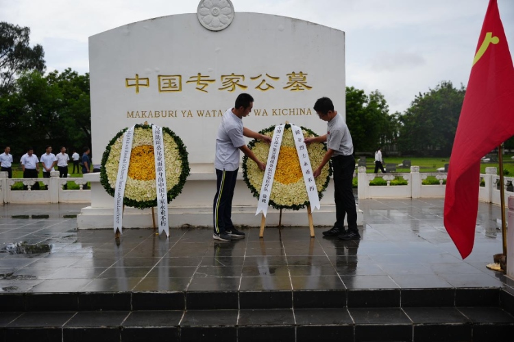 醫(yī)療隊(duì)隊(duì)長(zhǎng)敬獻(xiàn)花圈。中國(guó)援桑醫(yī)療隊(duì)供圖