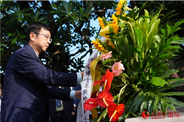中國駐菲律賓使館周志勇臨時(shí)代辦一行向菲律賓華僑抗日烈士紀(jì)念碑、烈士墓等敬獻(xiàn)花圈。人民網(wǎng)記者 樊帆攝