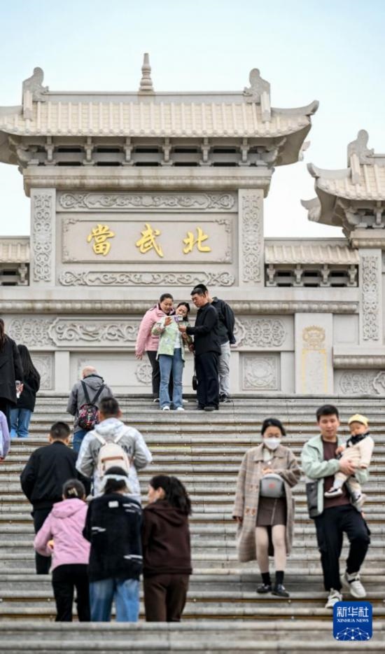 4月5日，游客在寧夏石嘴山市北武當(dāng)生態(tài)旅游區(qū)游玩、拍照。新華社記者 馮開(kāi)華 攝