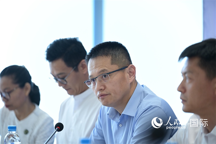 緬甸中國企業(yè)商會(huì)會(huì)長、工商銀行仰光分行行長劉銘介紹有關(guān)情況-人民網(wǎng)記者謝佳君攝