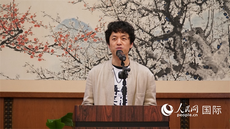 影片導演竹內(nèi)亮致辭。人民網(wǎng) 蔣曉辰攝