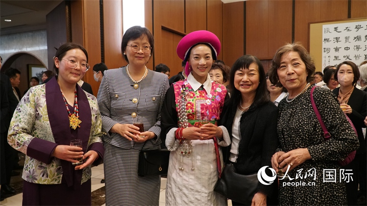 來賓與茨姆等人熱烈交流并合影留念。人民網(wǎng) 蔣曉辰攝
