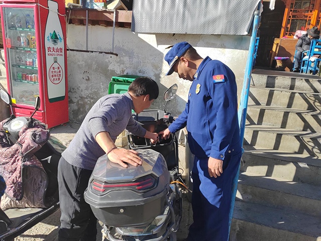 拉薩市消防救援支隊(duì)組織開(kāi)展電動(dòng)自行車消防安全檢查工作。受訪者供圖
