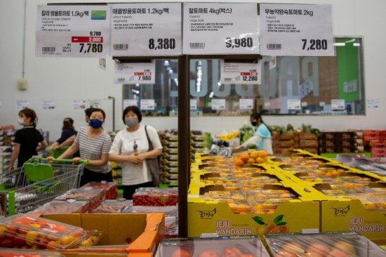 2022年7月9日，人們在韓國高陽市一家超市水果區(qū)購物。新華社記者王益亮攝