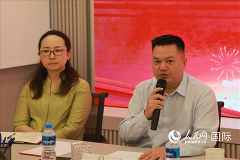 巴西和統(tǒng)會(huì)會(huì)長張小春（右）在座談會(huì)上致辭。人民網(wǎng)記者 陳海琪攝
