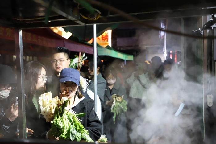 天水麻辣燙爆火，游客正在排隊(duì)。圖片來源：天水市融媒體中心