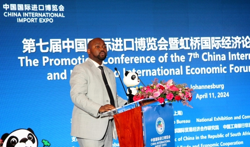 標(biāo)準(zhǔn)銀行集團(tuán)企業(yè)與商業(yè)銀行部國(guó)際貿(mào)易總經(jīng)理武巴致辭。（圖片來源：中國(guó)國(guó)際進(jìn)口博覽會(huì)官微）