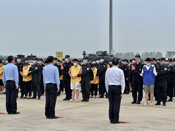 中國籍涉賭詐違法犯罪嫌疑人從柬埔寨被押解回國。人民網(wǎng)記者 郝萍攝