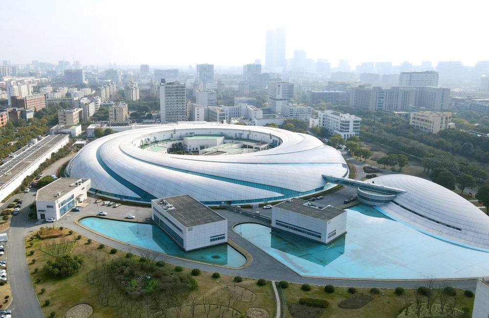 空中俯瞰位于上海張江科學(xué)城的上海光源（2024年2月27日攝，無人機照片）。