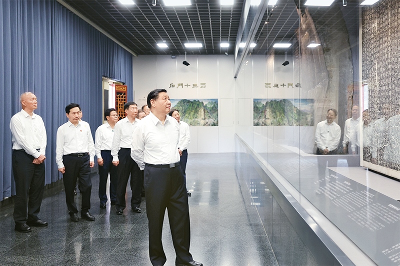 2023年7月29日，中共中央總書記、國家主席、中央軍委主席習(xí)近平在四川考察結(jié)束返京途中，來到陜西省漢中市考察。這是習(xí)近平參觀漢中市博物館有關(guān)歷史文物展陳。 新華社記者 鞠鵬/攝
