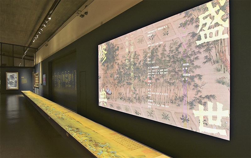 “中國歷代繪畫大系”，是習(xí)近平總書記親自批準(zhǔn)、高度重視的一項(xiàng)規(guī)模浩大、縱貫歷史、橫跨中外的國家級(jí)重大文化工程。圖為中國國家版本館杭州分館展示的“盛世修典——‘中國歷代繪畫大系’”收錄的數(shù)字化古畫（2023年5月31日攝）。 新華社記者 翁忻旸/攝