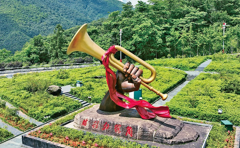 井岡山，是中國革命的搖籃。圖為2023年6月28日在井岡山拍攝的“勝利的號(hào)角”雕塑。 新華社記者 萬象/攝