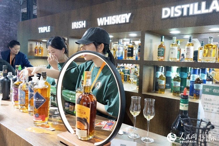 第四屆中國國際消費(fèi)品博覽會愛爾蘭國家館內(nèi)的參展商。人民網(wǎng) 常沙攝