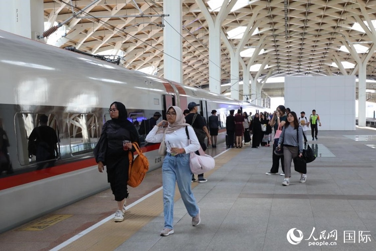 在雅萬高鐵雅加達(dá)哈利姆站站臺，乘客準(zhǔn)備登上動車組列車。人民網(wǎng)記者 曹師韻攝