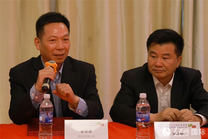武漢市僑聯(lián)主席徐祥忠（左）在座談會(huì)上致辭。人民網(wǎng)記者 陳海琪攝