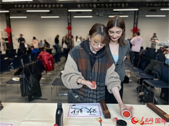 學(xué)生現(xiàn)場(chǎng)體驗(yàn)中國(guó)書法。人民網(wǎng)記者 禹麗敏攝