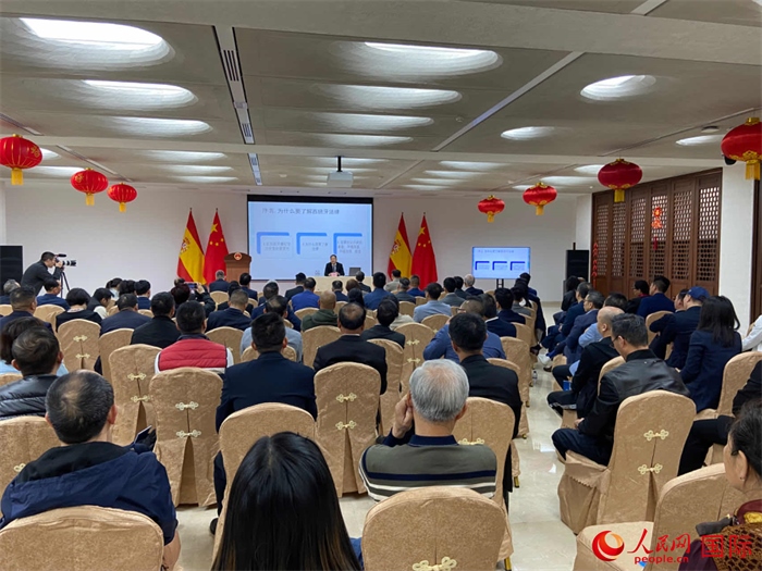 季奕鴻律師主講法律知識。人民網(wǎng)記者 范劍青攝