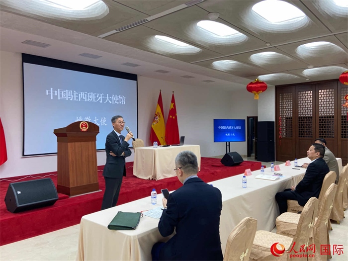 中國駐西班牙大使姚敬在僑界法治講座上致辭。人民網(wǎng)記者 范劍青攝