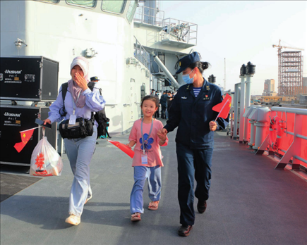 海軍軍艦赴蘇丹緊急撤離我在蘇丹人員。圖為海軍官兵帶領(lǐng)同胞登艦（2023年4月26日攝）。丁家興攝