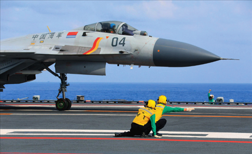遼寧艦起飛助理作出放飛手勢，殲-15艦載戰(zhàn)斗機(jī)起飛（2020年4月攝）。張凱攝