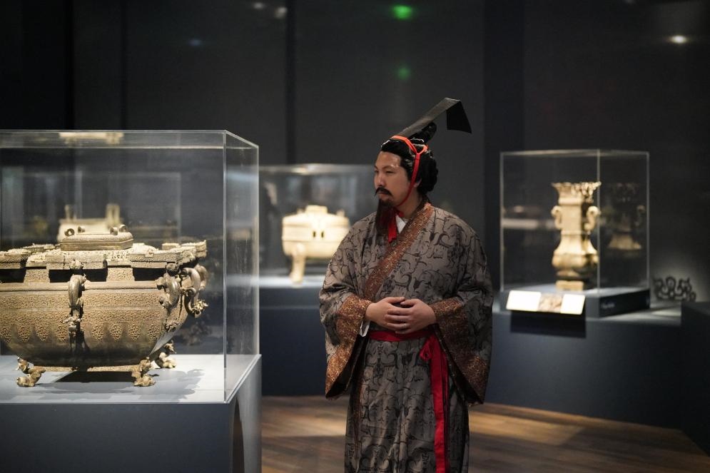 4月19日，一名觀眾身著漢服在美國舊金山亞洲藝術(shù)博物館舉辦的“鳳凰故國——青銅時(shí)代曾楚藝術(shù)展”上參觀。新華社記者吳曉凌攝