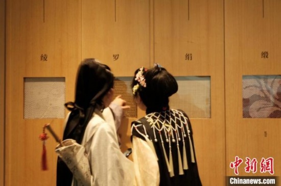 身著漢服的年輕人在中國絲綢博物館里看展。毛瑜 攝