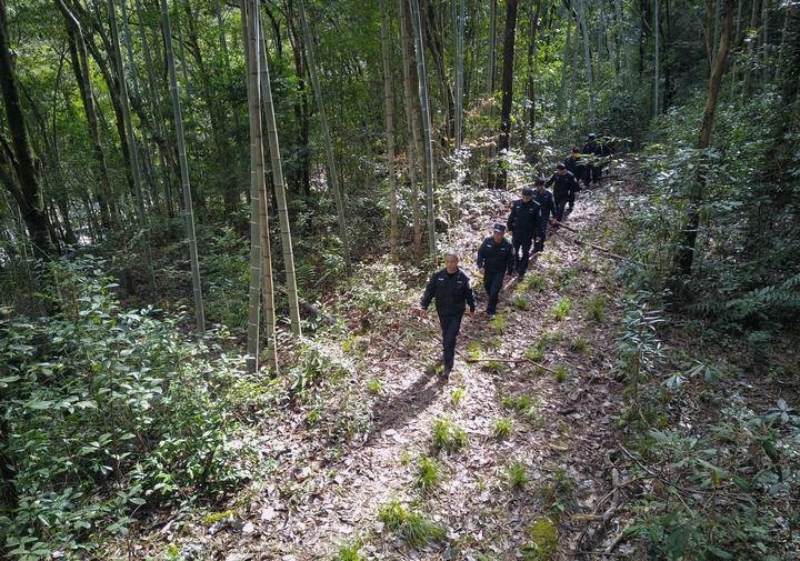 △2022年1月19日，武夷山國家公園護(hù)林員在巡山。