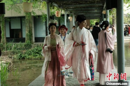 年輕人盛裝過“漢服節(jié)”。毛瑜 攝