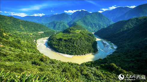 風(fēng)景秀麗、植被繁茂的西藏林芝市墨脫縣果果塘大拐彎。人民網(wǎng)記者 次仁羅布攝