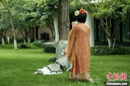 漢服愛好者在中國絲綢博物館里拍攝照片。毛瑜 攝