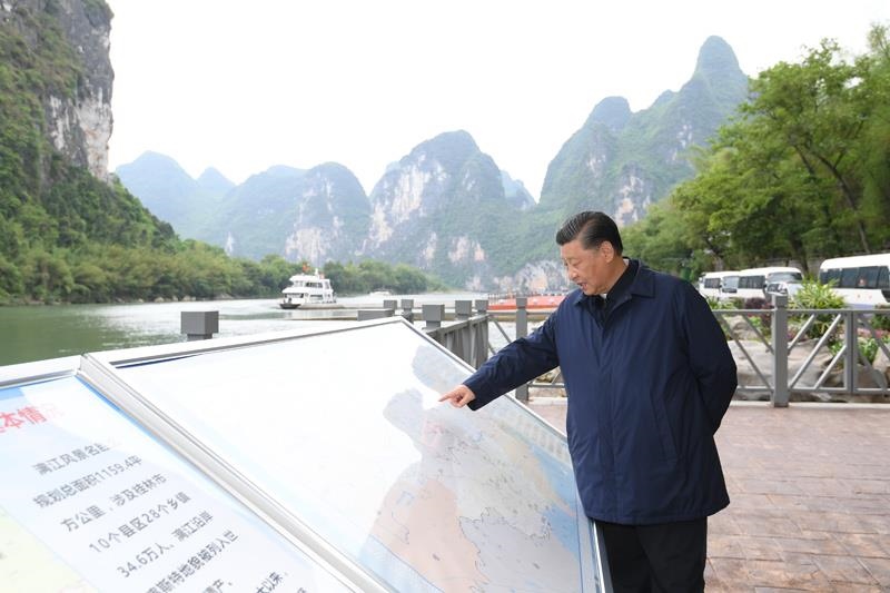 △2021年4月25日，習(xí)近平總書記在廣西桂林市陽朔縣漓江楊堤碼頭，了解漓江流域綜合治理、生態(tài)保護(hù)等情況。
