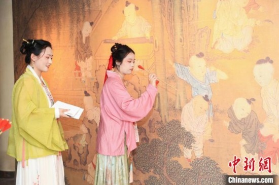 身穿漢服的年輕人參與體驗活動。中國絲綢博物館 供圖