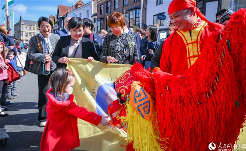 圖為斯特拉福德市舉辦的慶祝莎士比亞誕辰460周年巡游活動現(xiàn)場。人民網(wǎng) 郭錦標攝
