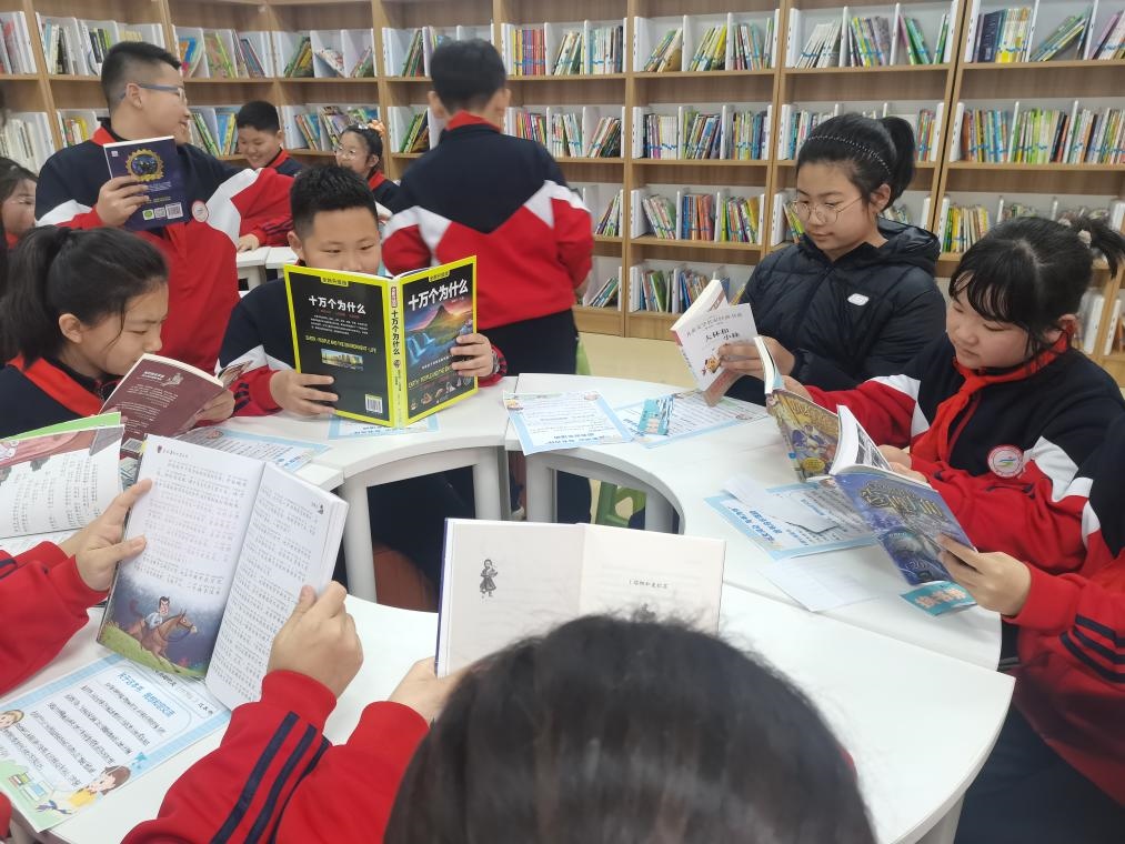 3月28日，遼寧省沈陽(yáng)市鐵西區(qū)重工街第一小學(xué)的同學(xué)們?cè)谥腔蹐D書借閱室里專注閱讀。（沈陽(yáng)市鐵西區(qū)委宣傳部供圖）