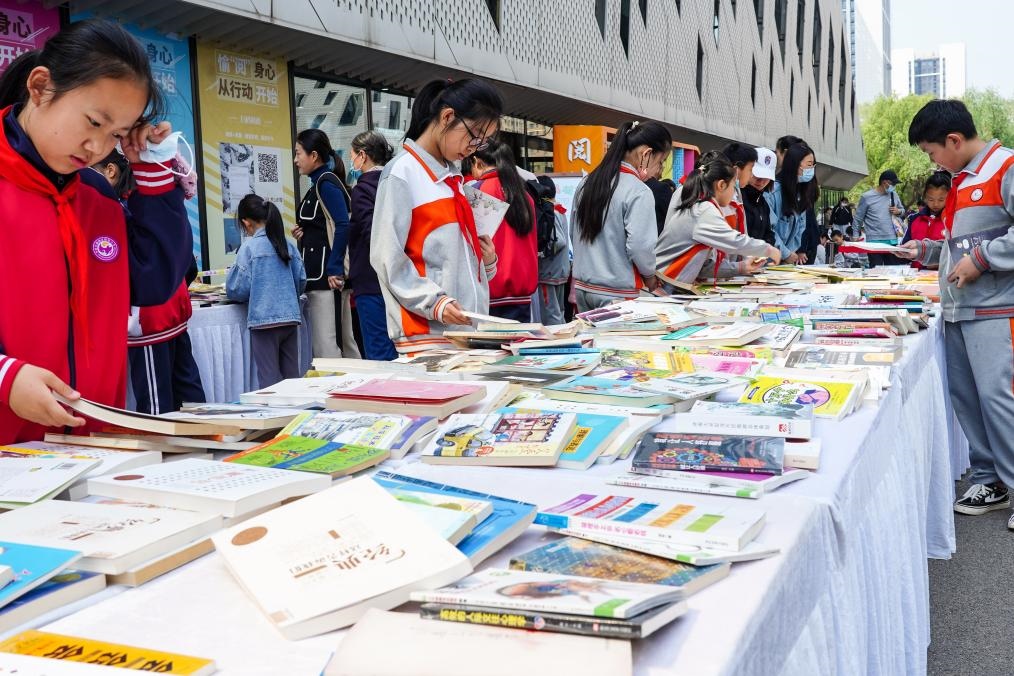 4月20日，山東省濟(jì)南市第十四屆“書香泉城”全民閱讀節(jié)在濟(jì)南市圖書館啟動(dòng)，小學(xué)生在閱讀節(jié)上參與換書活動(dòng)。新華社記者 朱崢 攝