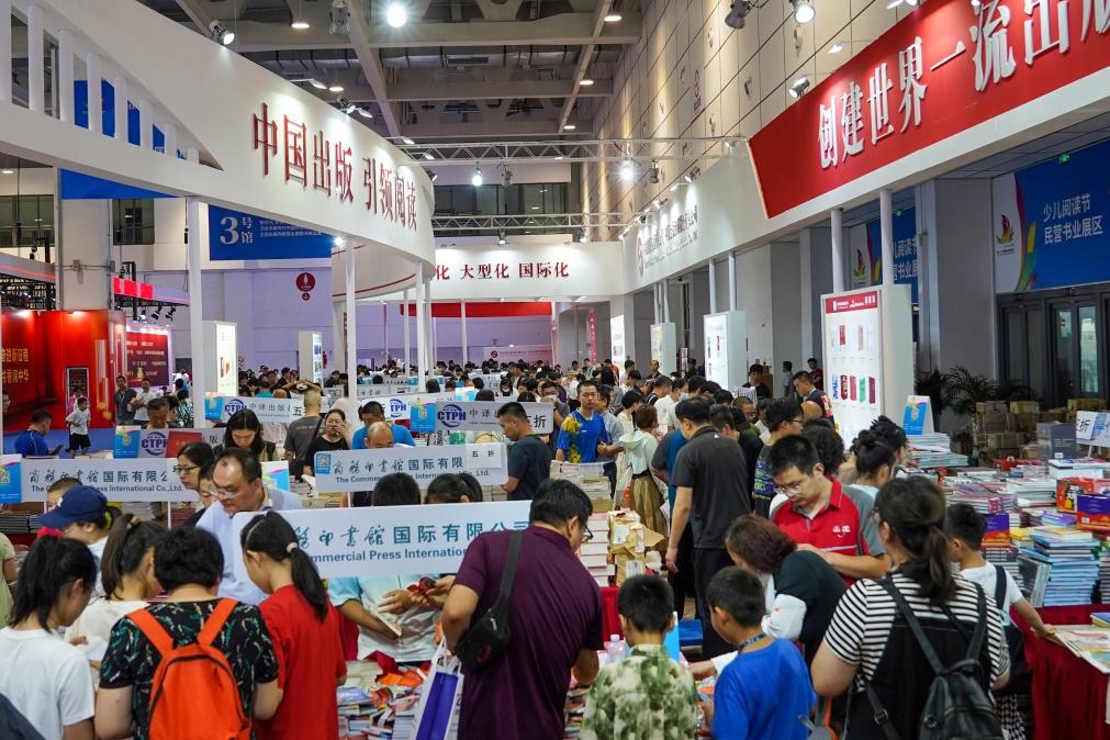 2023年7月31日，在第31屆全國(guó)圖書交易博覽會(huì)上，讀者在閱覽選購(gòu)新書。新華社記者 朱崢 攝