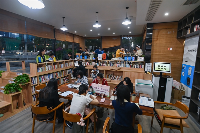 4月22日，讀者在重慶一家24小時城市智慧書房中閱讀。圖片來源：視覺中國