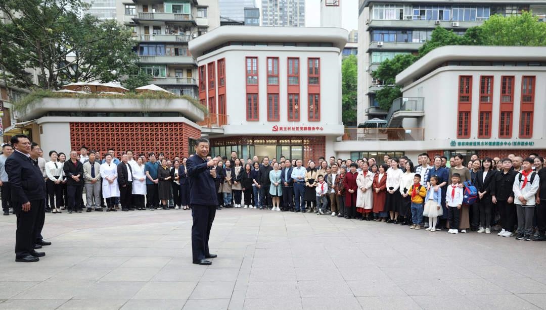△2024年4月22日，習近平總書記來到重慶九龍坡區(qū)謝家灣街道民主村社區(qū)考察。