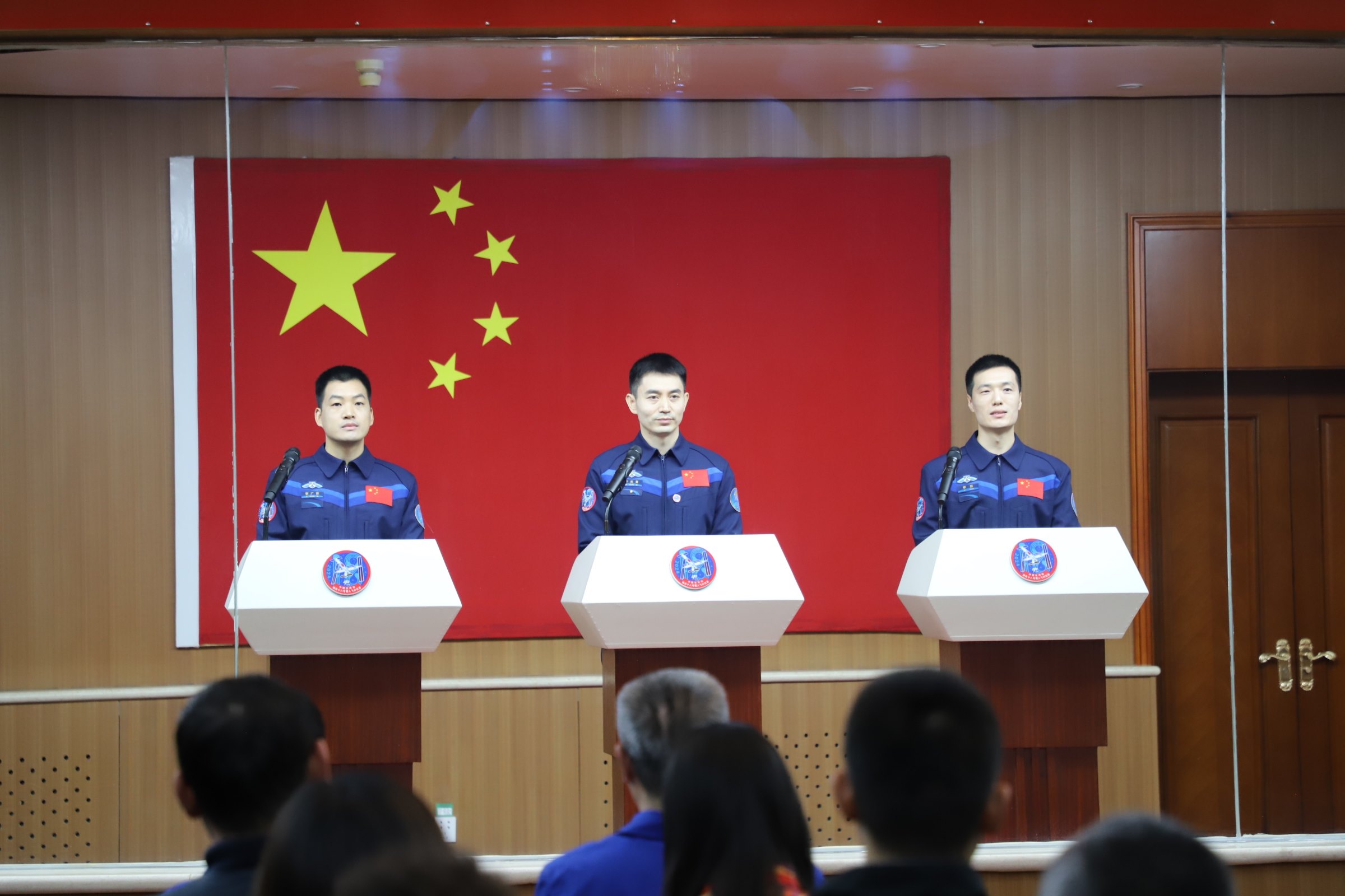 神舟十八號航天員與中外媒體記者集體見面。人民網(wǎng)記者 黃帆攝