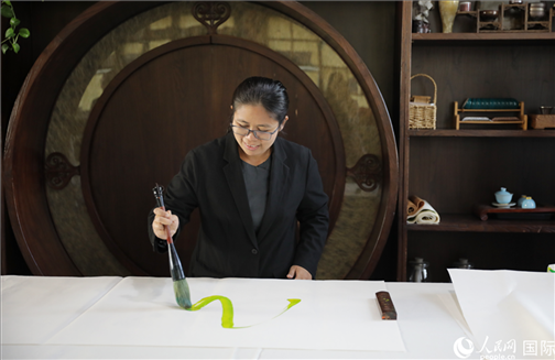緬甸駐華大使館副館長(zhǎng)、公使銜參贊杜欣瑪泰參加《五百筆·瀾湄合作》集體藝術(shù)創(chuàng)作。人民網(wǎng)王婧攝