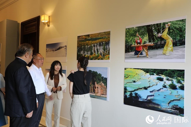 四川省文化和旅游廳副廳長王成平、墨西哥松林文化中心展覽部主任盧西亞·恩里克斯·岡薩雷斯·薩拉維亞、墨西哥中國文化中心主任石岳文參觀圖片展。拍攝者為墨西哥分社外籍雇員埃內(nèi)斯托·多明戈斯
