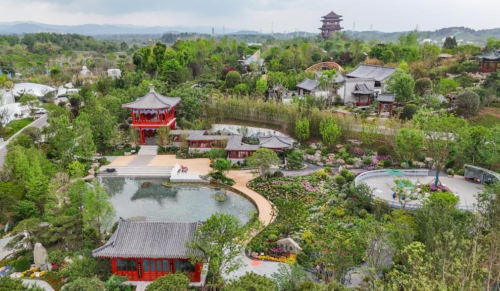 這是2024年4月22日拍攝的成都世園會主會場北京園（無人機(jī)照片）。新華社記者 王曦 攝