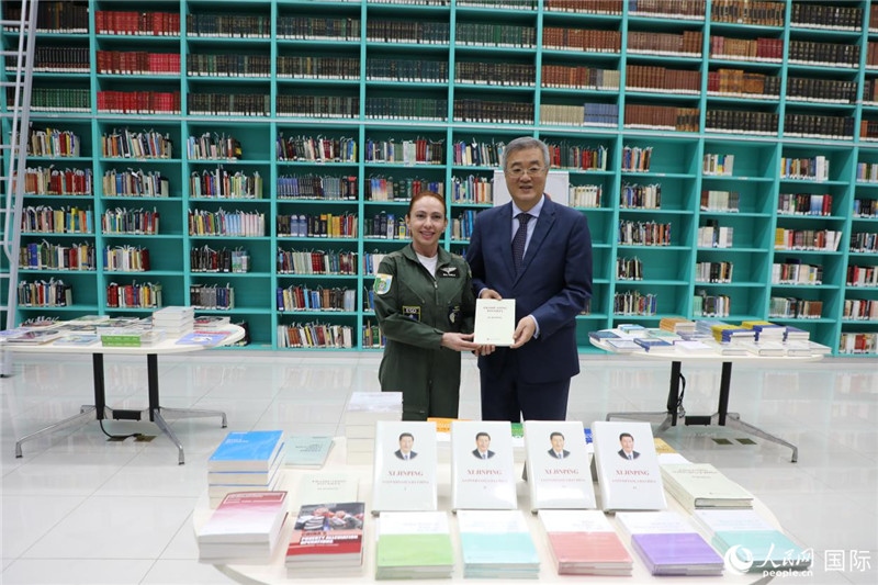 授課后，中國駐巴西大使祝青橋向巴西高等防務(wù)學(xué)院圖書館捐贈(zèng)了150本書籍。圖為祝青橋和巴西高等防務(wù)學(xué)院院長卡拉·利里奧·馬丁斯在圖書捐贈(zèng)儀式上。 人民網(wǎng)記者 陳一鳴攝
