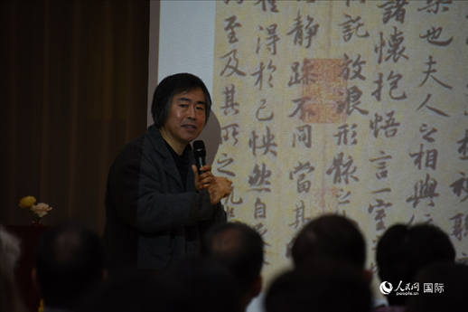 國(guó)家畫院王東聲教授介紹中國(guó)書法作品。人民網(wǎng)記者 殷淼攝