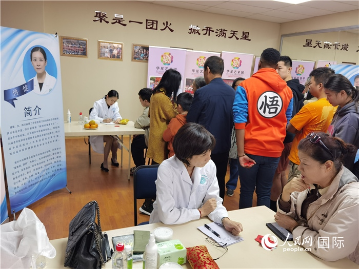 中醫(yī)專家為當(dāng)?shù)厝A僑華人提供中醫(yī)咨詢和診療服務(wù)。 （本報記者 楊謳 攝）