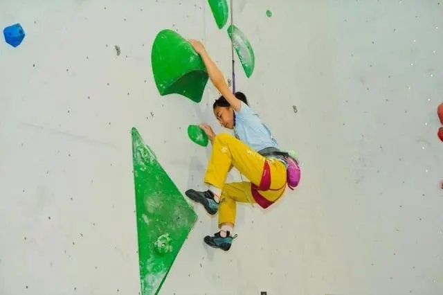 2024年4月16日，全國(guó)青少年攀巖公開(kāi)賽江山站舉行，選手在比賽中。中國(guó)登山協(xié)會(huì)供圖